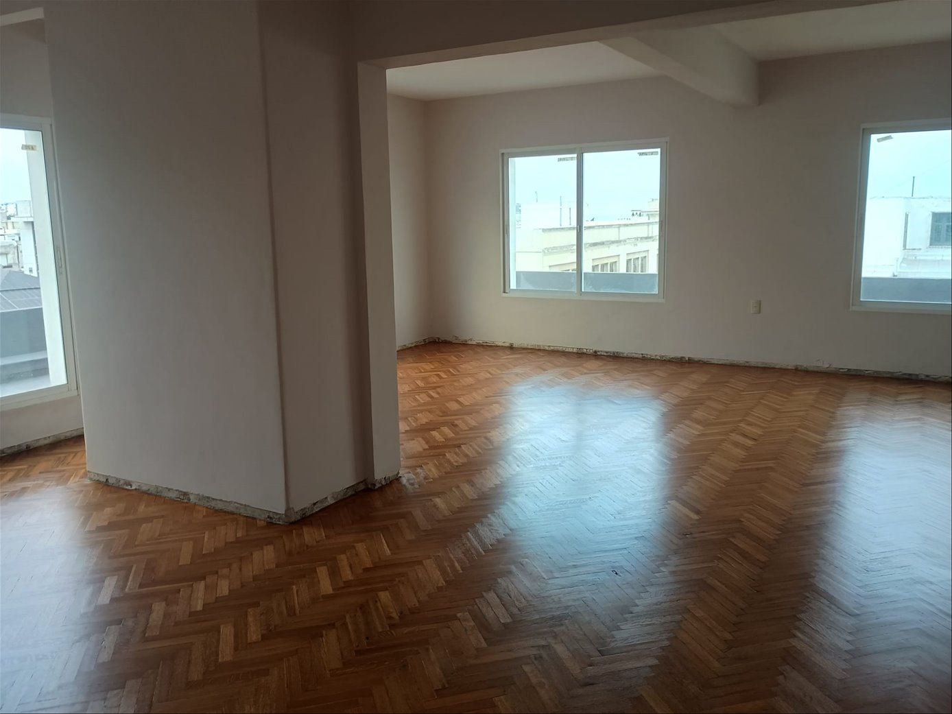 J.S. Alquiler oficina Ciudad Vieja privado portería