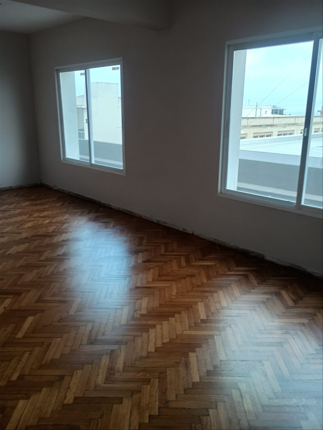 J.S. Alquiler oficina Ciudad Vieja privado portería