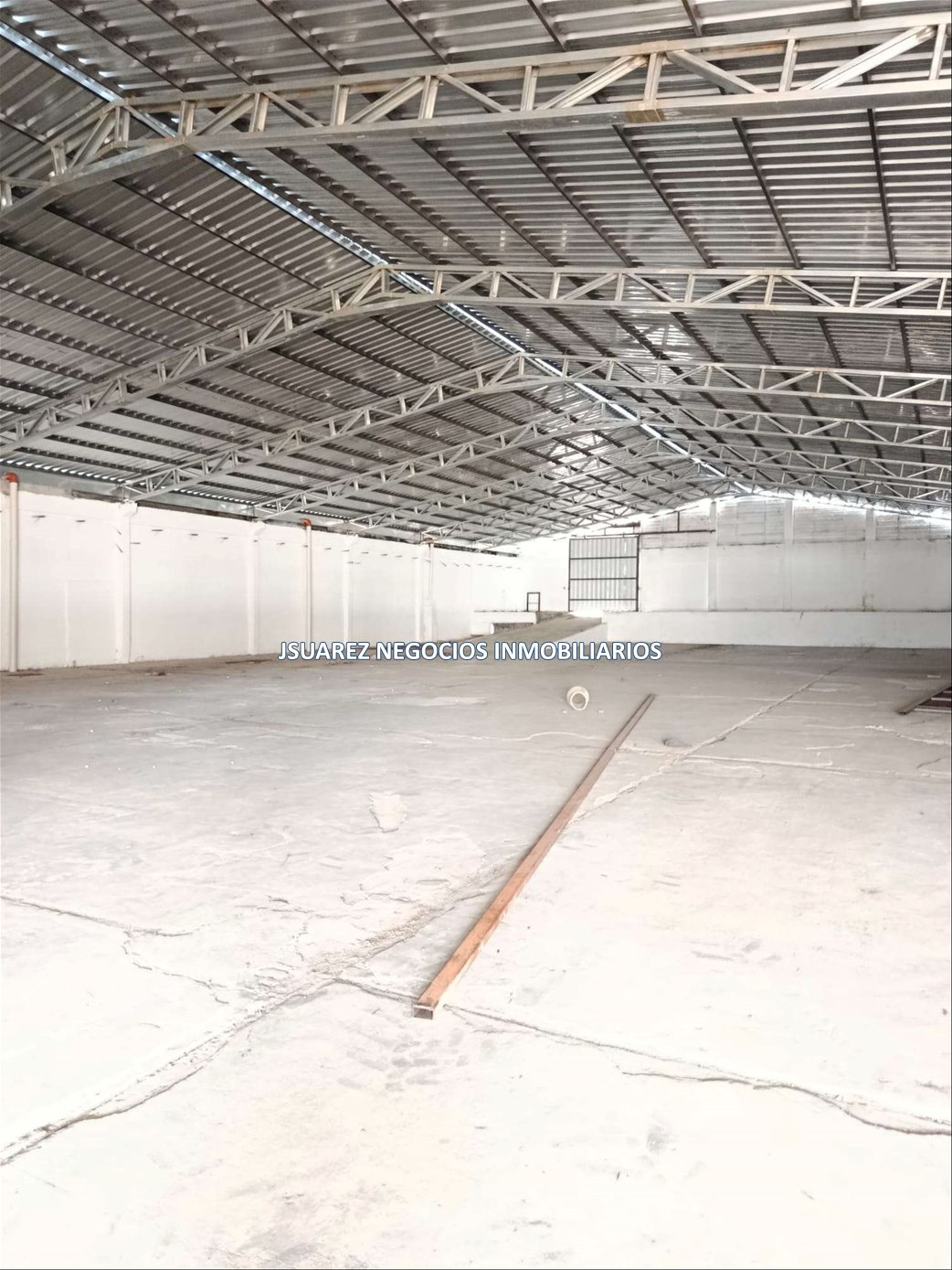 J.S Gran local de 2050 m2 en Belvedere