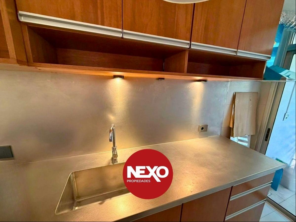 Av. Sarmiento pasos 21 de Setiembre y ORT. 2 y 2 baños, suite, terraza balcón orientada al norte con mucho sol, vista abierta y despejada · Foto 10