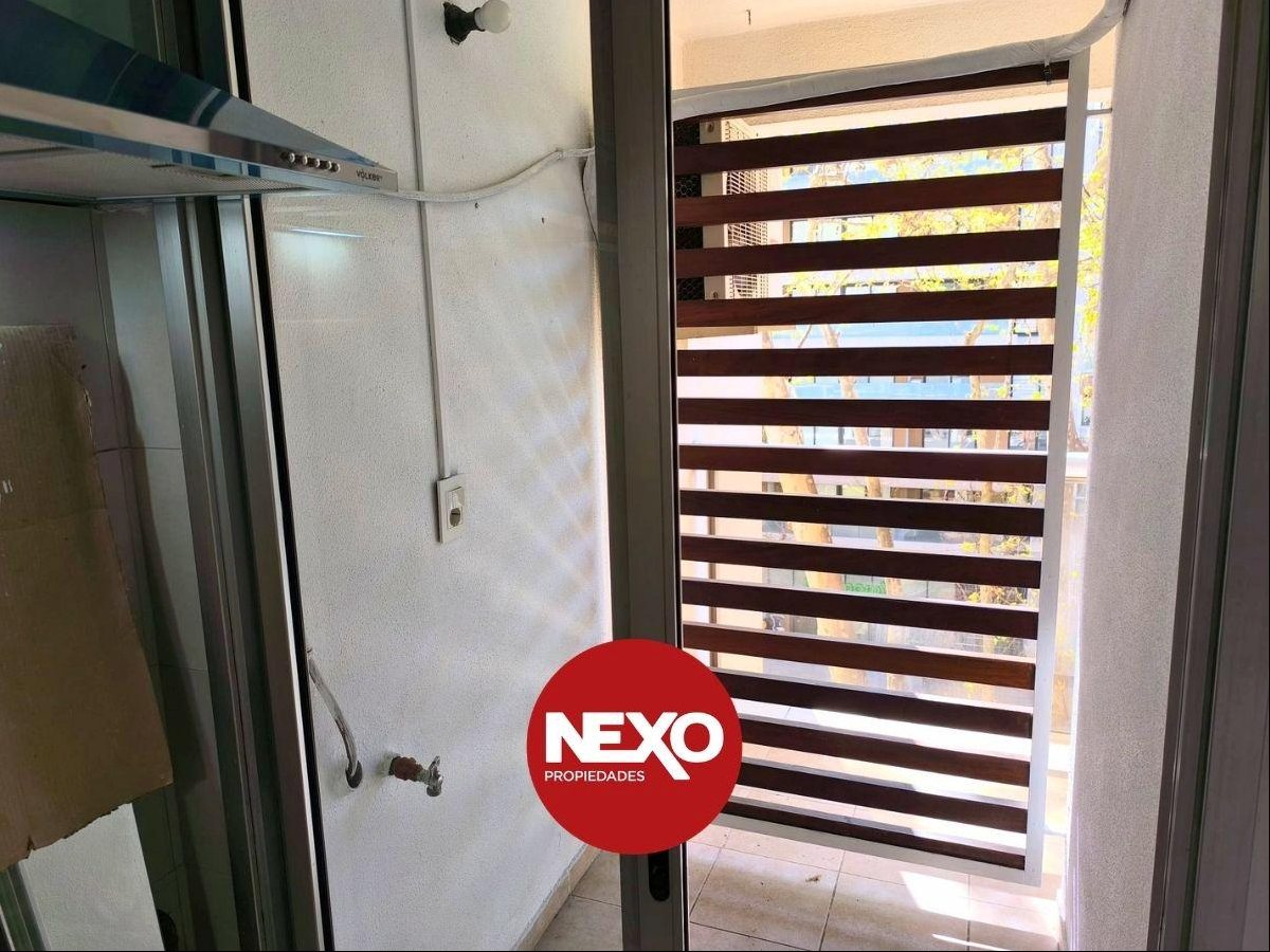 Av. Sarmiento pasos 21 de Setiembre y ORT. 2 y 2 baños, suite, terraza balcón orientada al norte con mucho sol, vista abierta y despejada · Foto 12