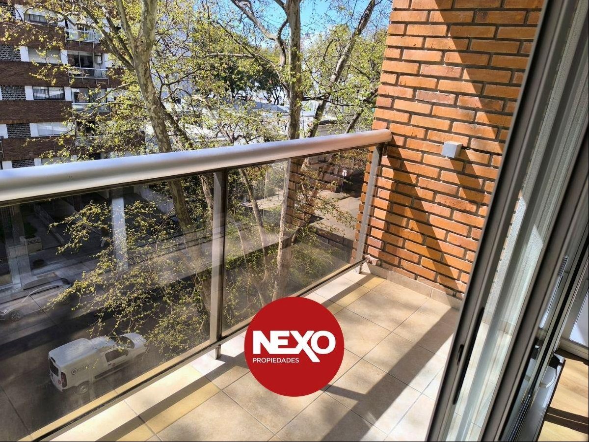 Av. Sarmiento pasos 21 de Setiembre y ORT. 2 y 2 baños, suite, terraza balcón orientada al norte con mucho sol, vista abierta y despejada · Foto 2
