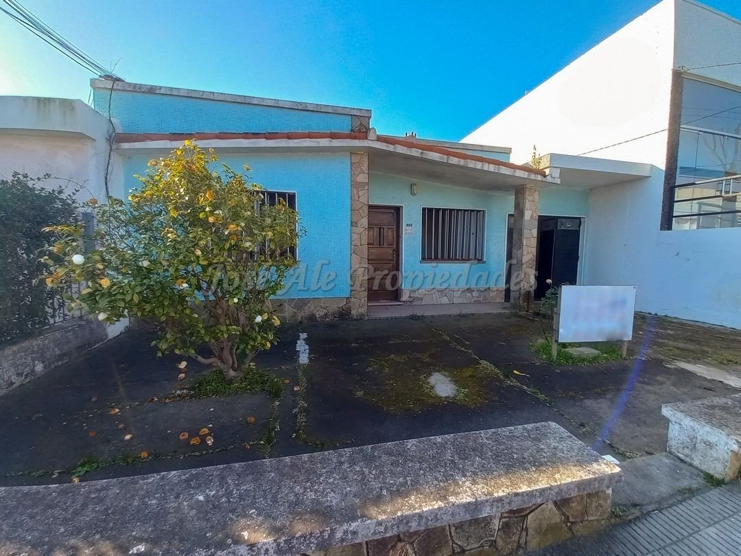 EN VENTA NUEVO PRECIO! CASA DE 2 DORMITORIOS, UBICADA EN ZONA 2 AVENIDAS A 200M DE LA RAMBLA Y PLAYAS DE COLONIA, ACEPTA PROPIEDAD COMO PARTE DE PAGO.