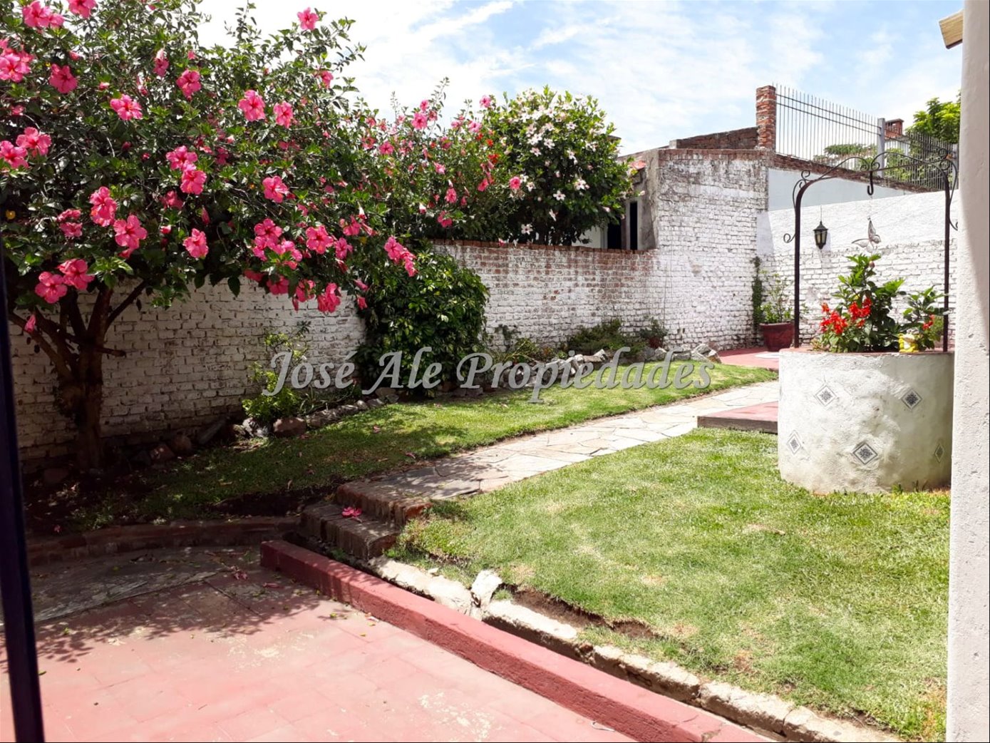 EN VENTA EXCLUSIVIDAD PROPIEDAD EN ESTRATEGICA UBICACION, A METROS DE LA RAMBLA Y ZONA COMERCIAL DE APARICIO SARAVIA. COLONIA.
