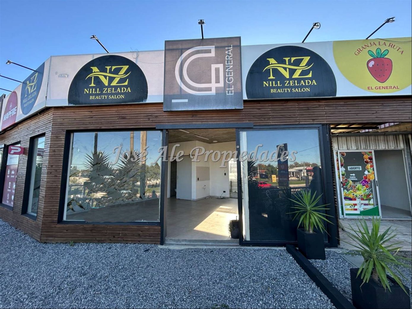 LOCAL COMERCIAL DE 47M2 CON 6M DE VIDRIERA, EN EL GENERAL COLONIA EN ALQUILER