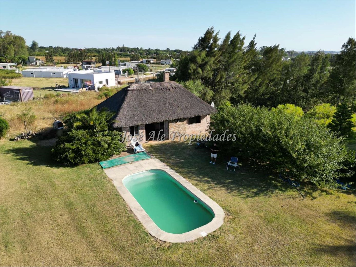EN VENTA CASA CON TECHO DE QUINCHO UBICADO EN ESPACIOSO TERRENO DE 1923M2 EN ALTOS DE SAN CARLOS, COLONIA