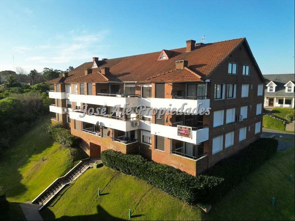 EN ALQUILER:  NUEVO PRECIO! Magnifico departamento ubicado en Rambla Costanera de Colonia del Sacramento.