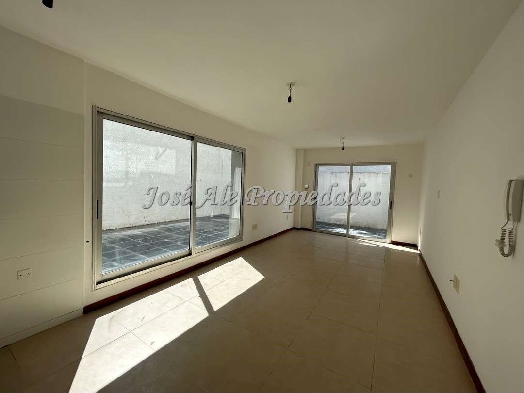EN ALQUILER MONOAMBIENTE O POSIBLE 1 DORMITORIO SOBRE LA RAMBLA DE COLONIA