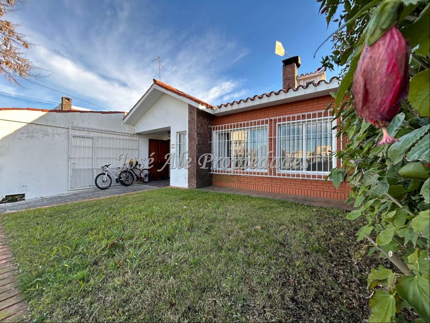 EN ALQUILER EXCLUSIVIDAD CASA DE 2 DORMITORIOS UBICADA EN ZONA 2 AVENIDAS A 1 CUADRAS DE LA RAMBLA, COLONIA.