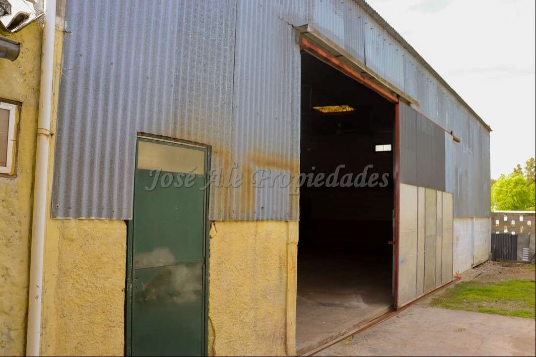 EN ALQUILER AMPLIO GALPÓN DE 100M2 A POCAS CUADRAS DE LA RAMBLA COLONIA.