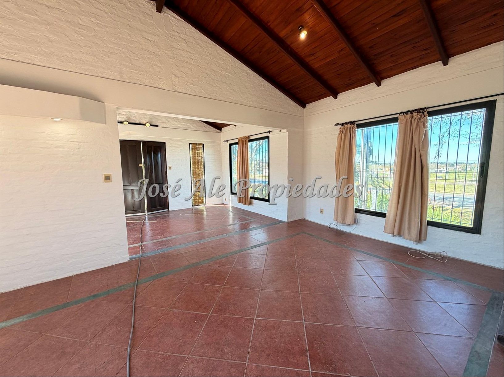 EN ALQUILER  NUEVO PRECIO!!  CASA DE 2 DORMITORIOS, SOBRE RUTA 21 A MINUTOS DEL CENTRO DE COLONIA. · Foto 6