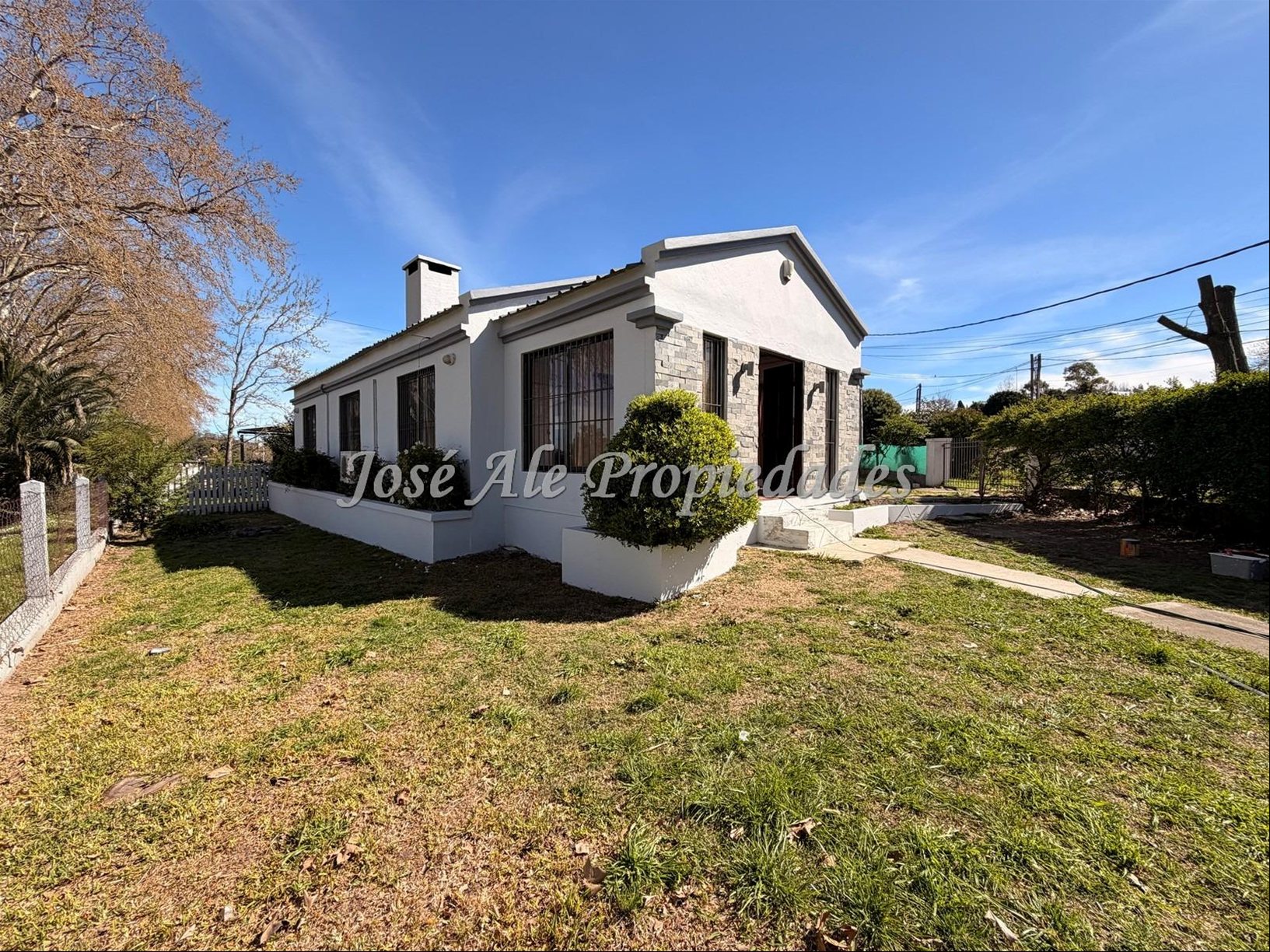EN ALQUILER  NUEVO PRECIO!!  CASA DE 2 DORMITORIOS, SOBRE RUTA 21 A MINUTOS DEL CENTRO DE COLONIA. · Foto 2