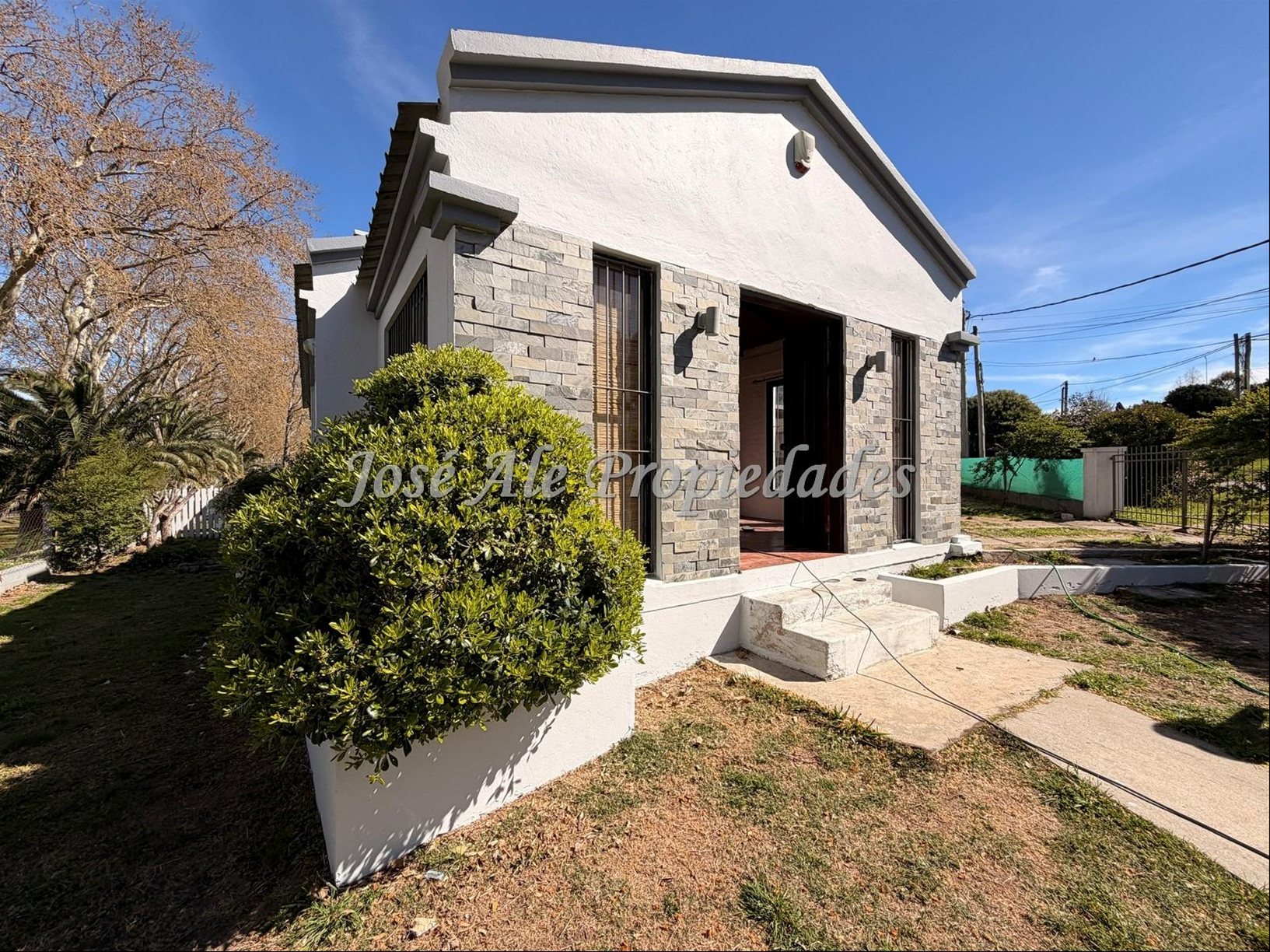EN ALQUILER  NUEVO PRECIO!!  CASA DE 2 DORMITORIOS, SOBRE RUTA 21 A MINUTOS DEL CENTRO DE COLONIA. · Foto 3