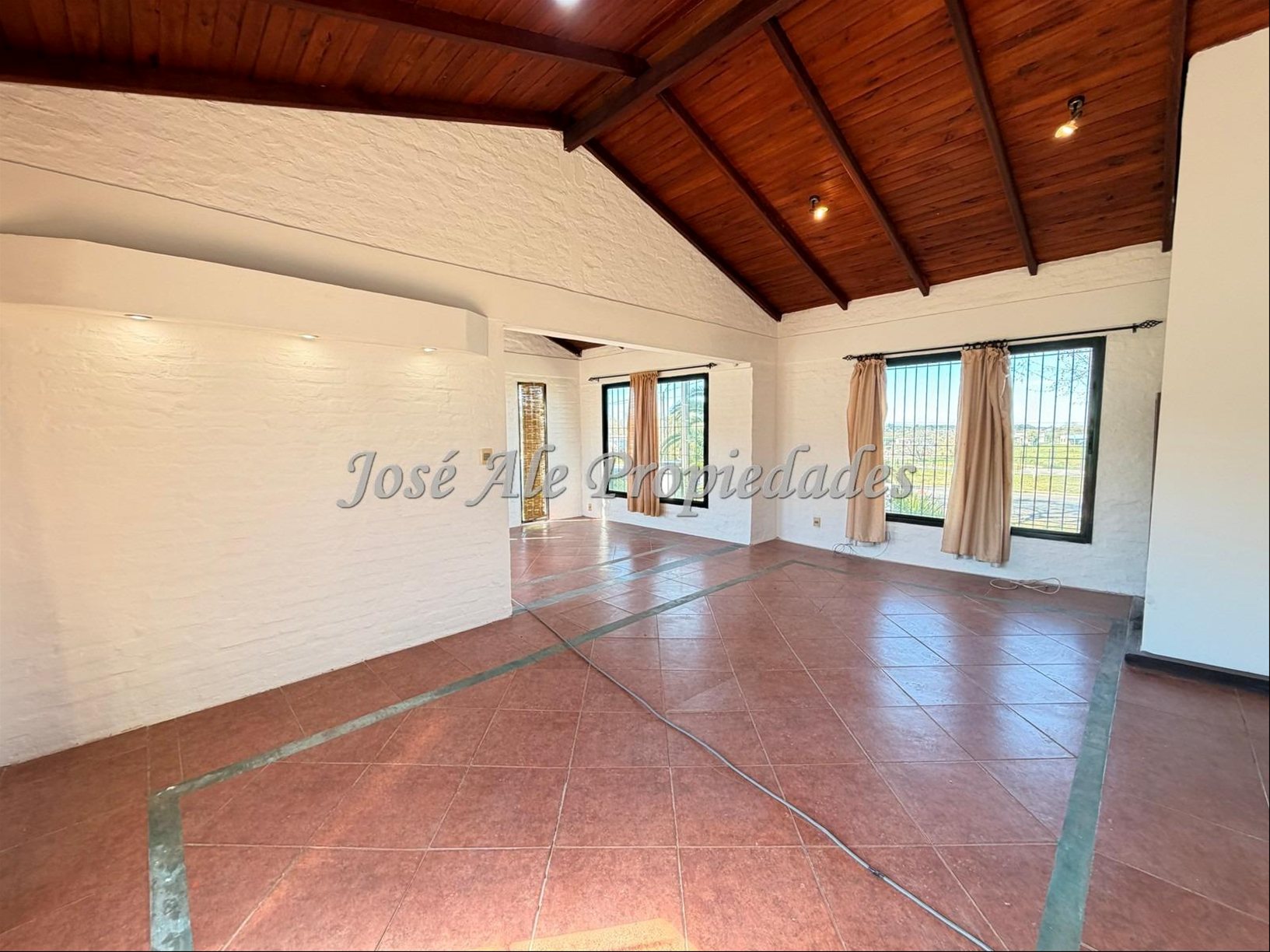 EN ALQUILER  NUEVO PRECIO!!  CASA DE 2 DORMITORIOS, SOBRE RUTA 21 A MINUTOS DEL CENTRO DE COLONIA. · Foto 8