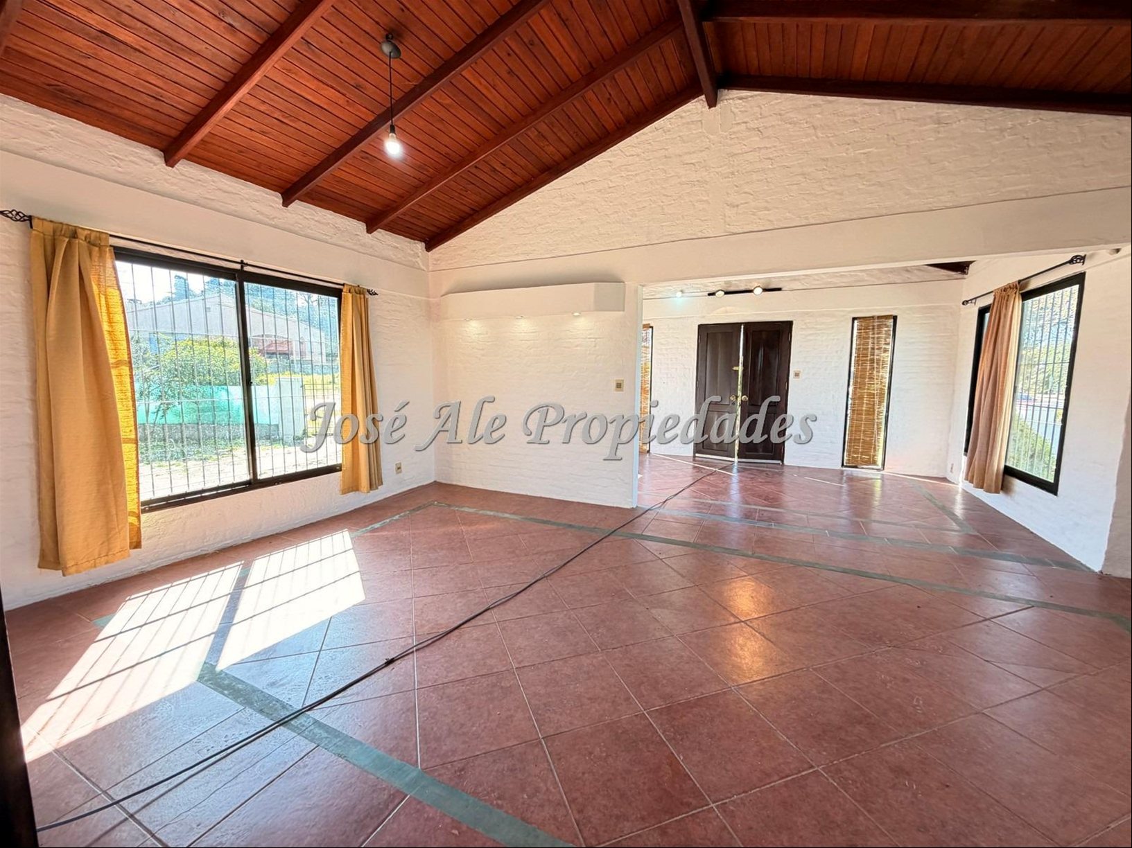 EN ALQUILER  NUEVO PRECIO!!  CASA DE 2 DORMITORIOS, SOBRE RUTA 21 A MINUTOS DEL CENTRO DE COLONIA. · Foto 5