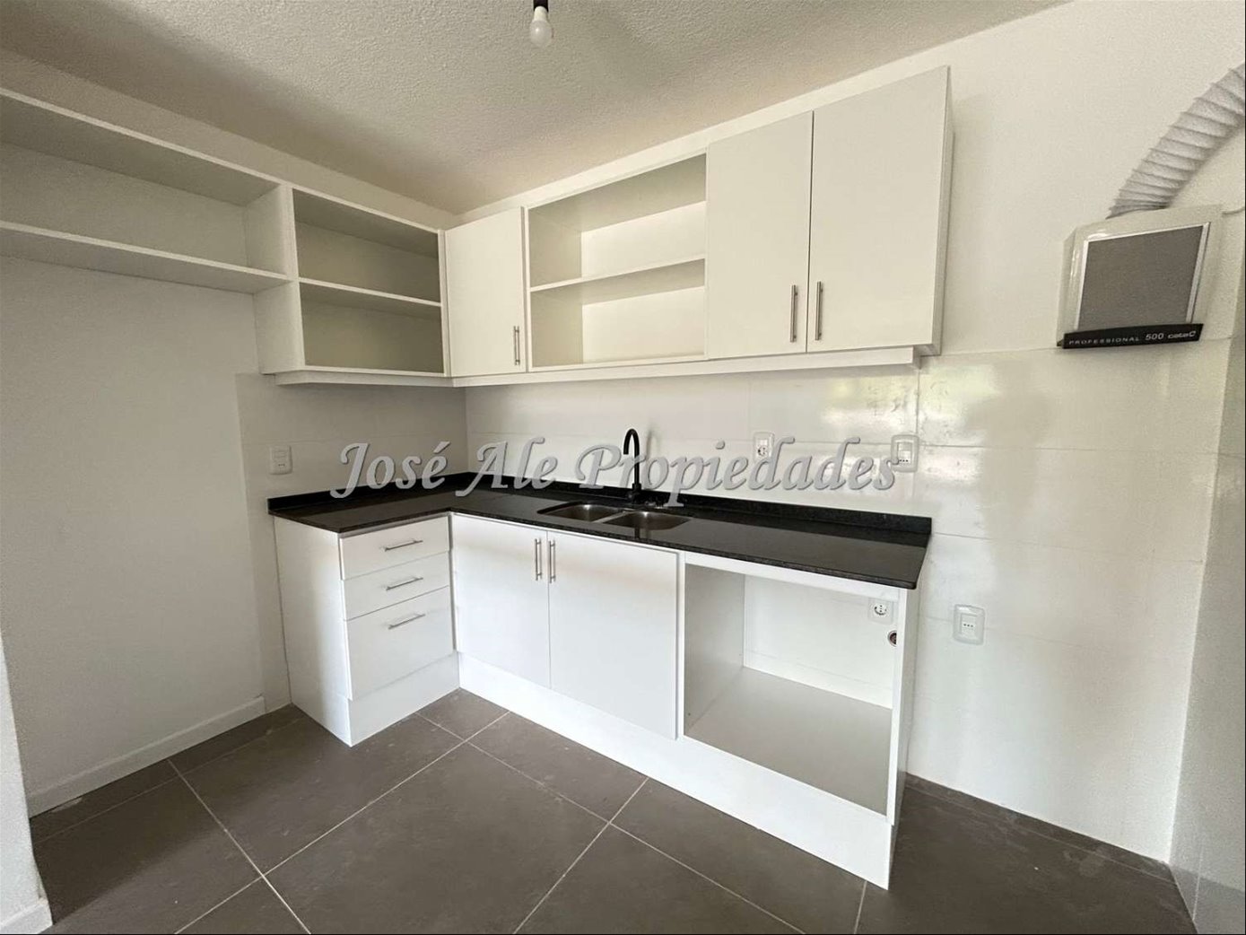 EN ALQUILER APARTAMENTO DE 2 DORMITORIOS A ESTRENAR FRENTE A LA RAMBLA Y PLAYAS DE COLONIA.