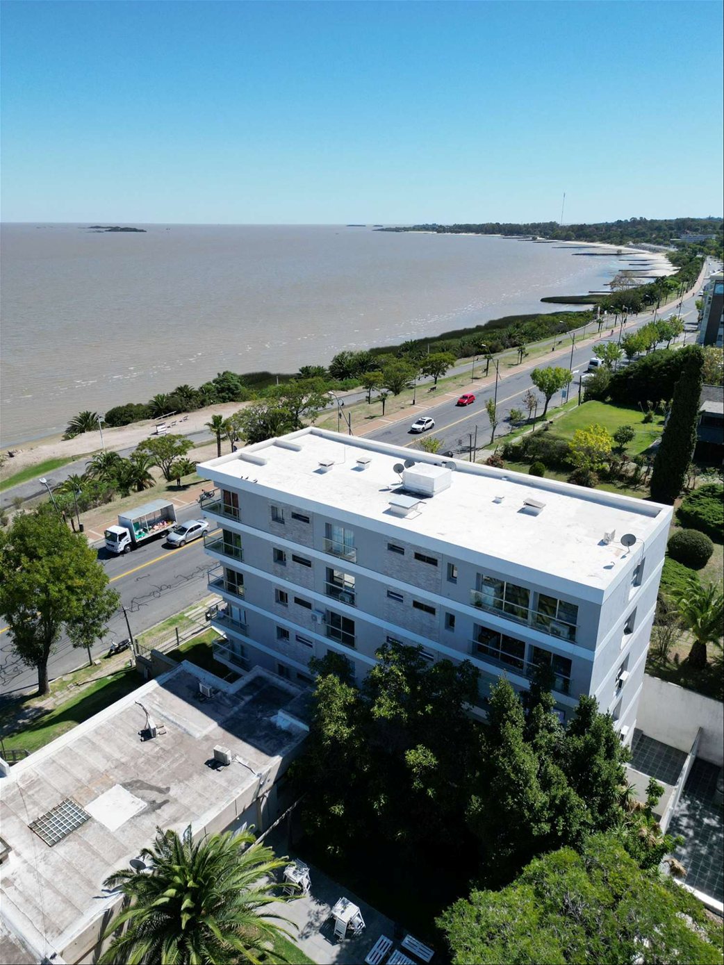 EN ALQUILER MONOAMBIENTE EN EDIFICIO RECIDENCIAL SOBRE LA RAMBLA COSTANERA, COLONIA · Photo 2