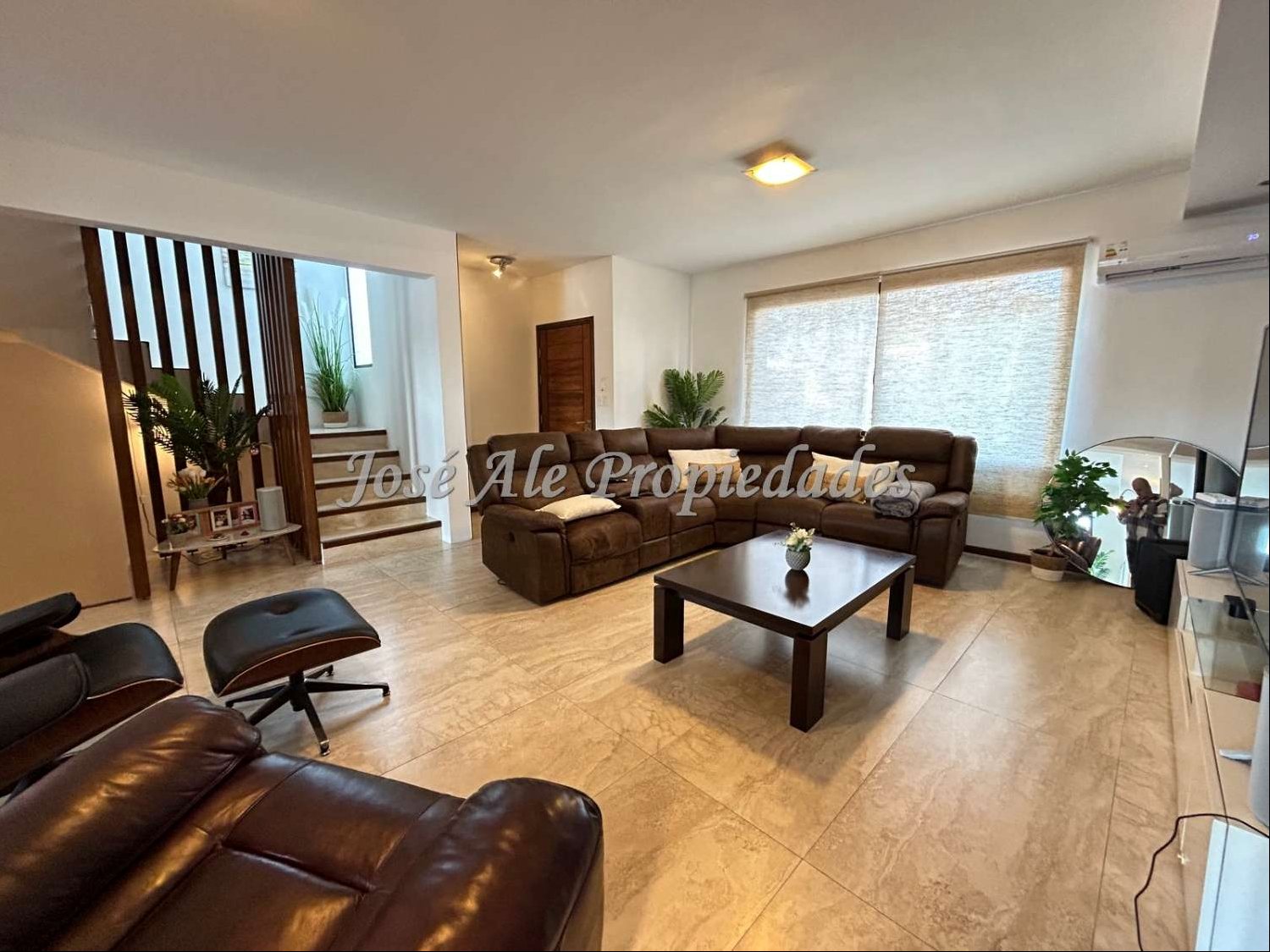 EN ALQUILER HERMOSA CASA DE 4 DORMITORIOS, A METROS DE LA RAMBLA COSTANERA DE COLONIA. · Photo 1
