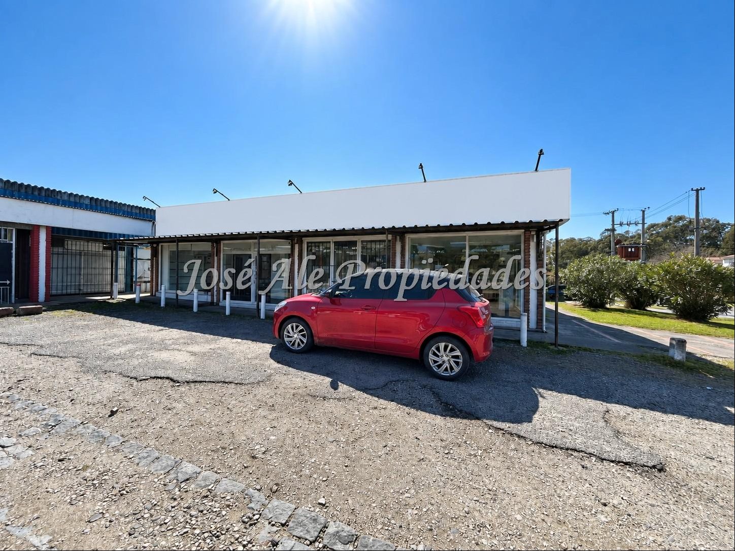EN ALQUILER AMPLIO LOCAL COMERCIAL DE 240M2 UBICADO EN EL REAL DE SAN CARLOS, COLONIA · Photo 3