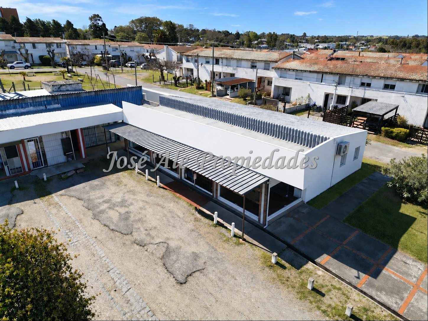 EN ALQUILER AMPLIO LOCAL COMERCIAL DE 240M2 UBICADO EN EL REAL DE SAN CARLOS, COLONIA · Photo 1