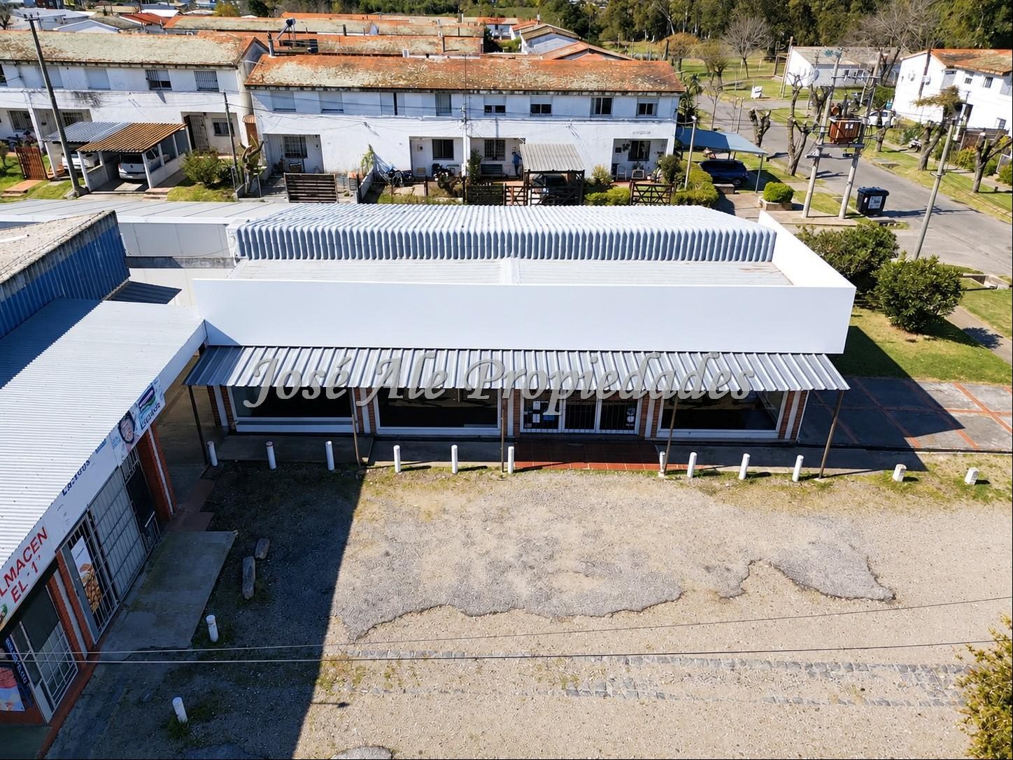 EN ALQUILER AMPLIO LOCAL COMERCIAL DE 240M2 UBICADO EN EL REAL DE SAN CARLOS, COLONIA · Photo 2