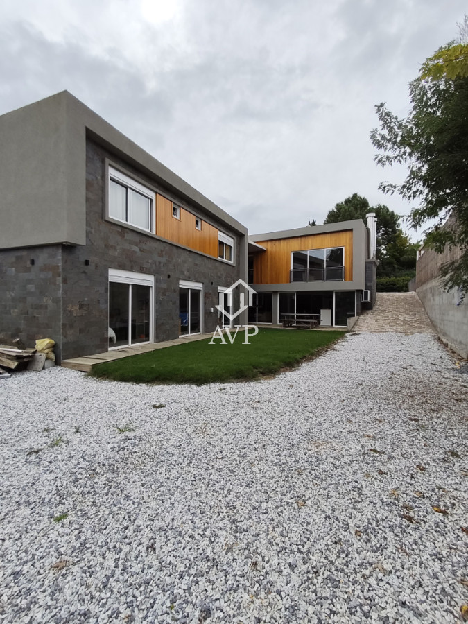 En Venta!!! Moderna casa a estrenar en Pinares