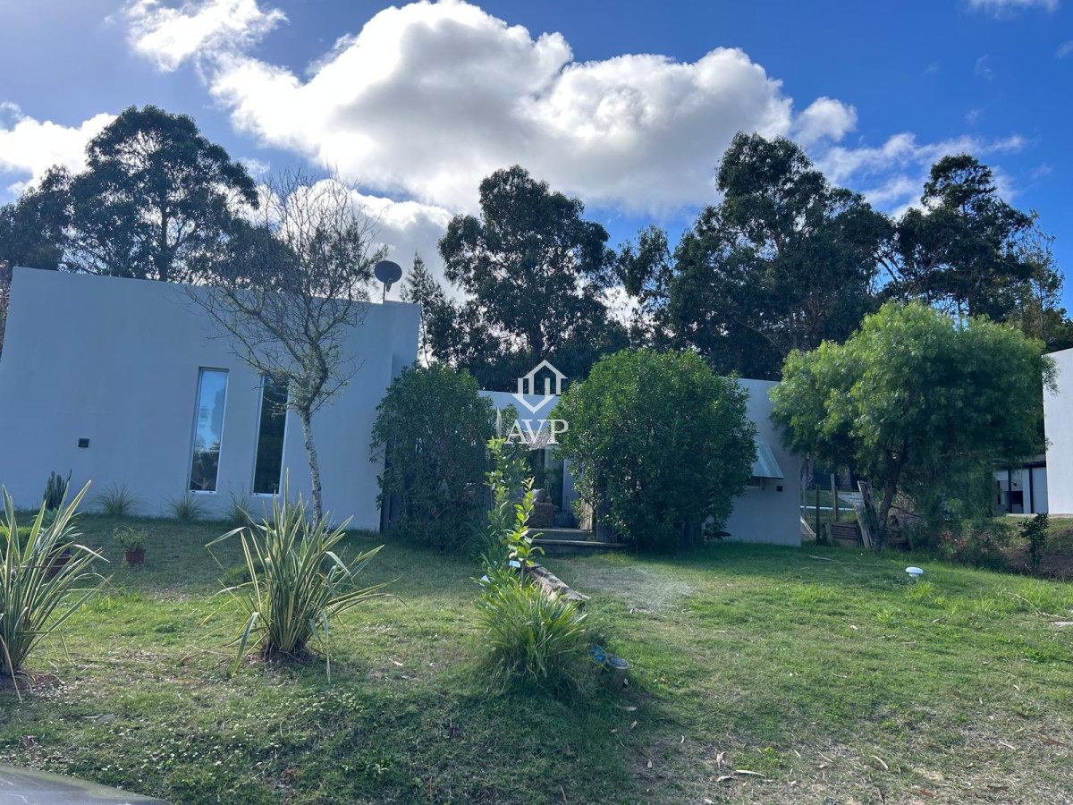 En Alquiler Anual!! Moderna casa en excelente Barrio Privado