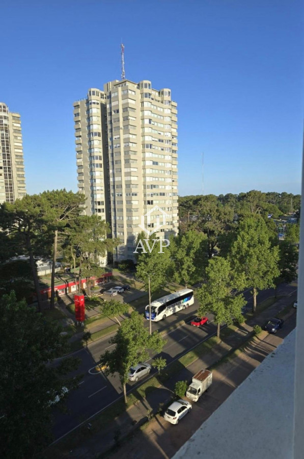 Apartamento con todos los servicios y excelente orientación