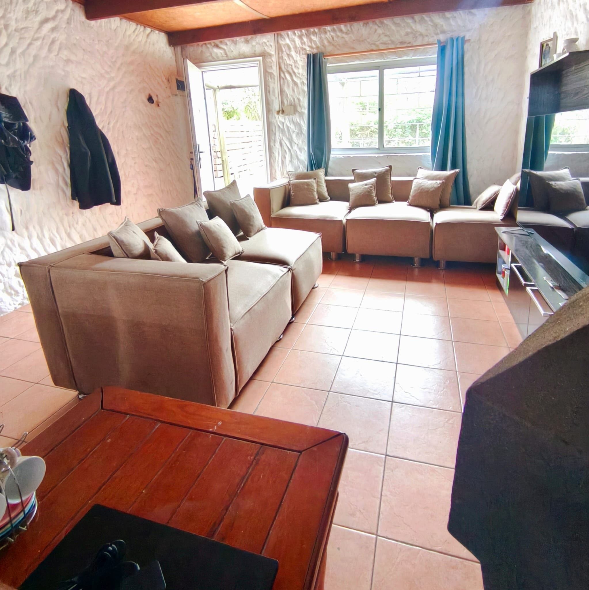 Casa en Alquiler en El Pinar de 2 Dormitorios con jardin y parrillero · Foto 4