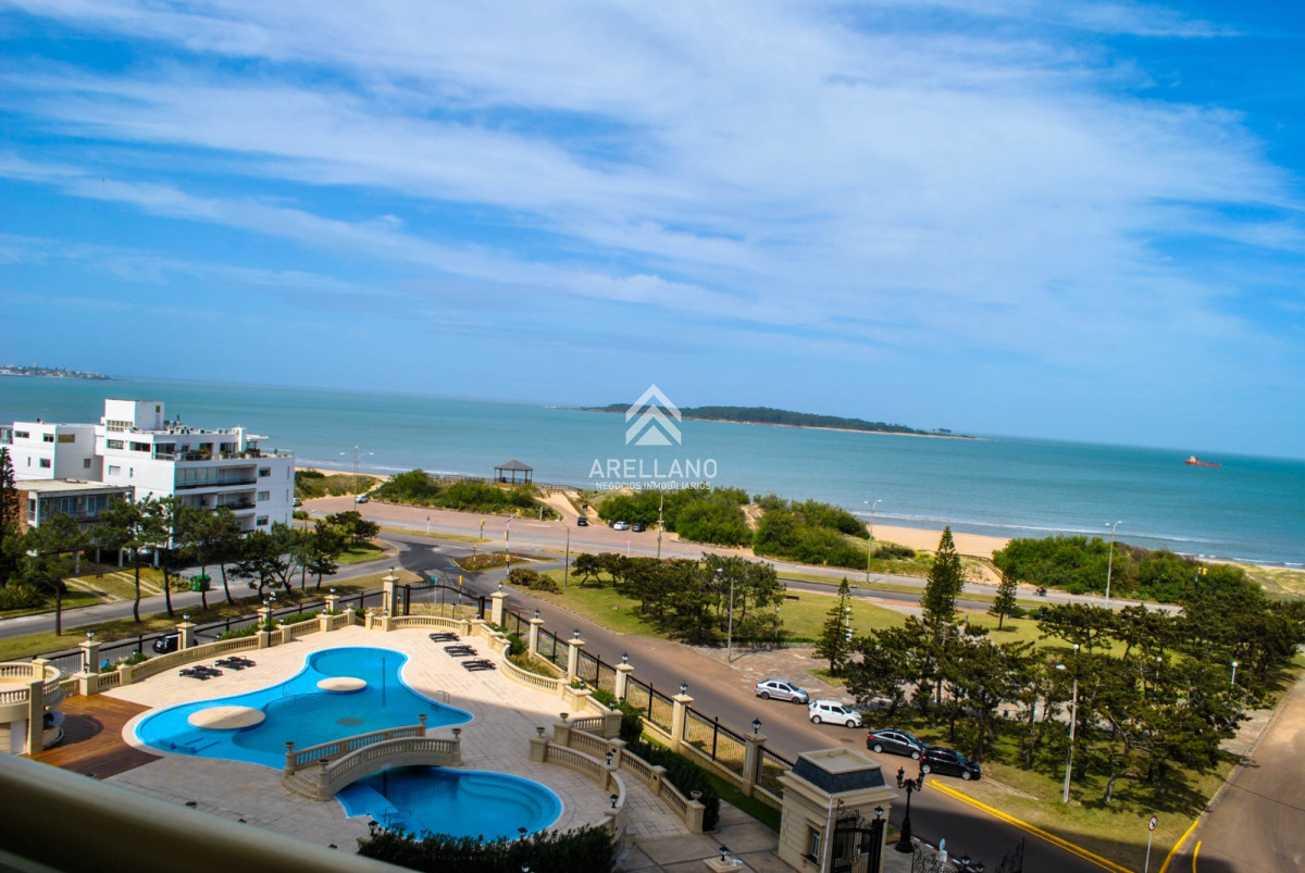 Espectacular apartamento en Mansa Punta del Este, con vista panorámica al mar.