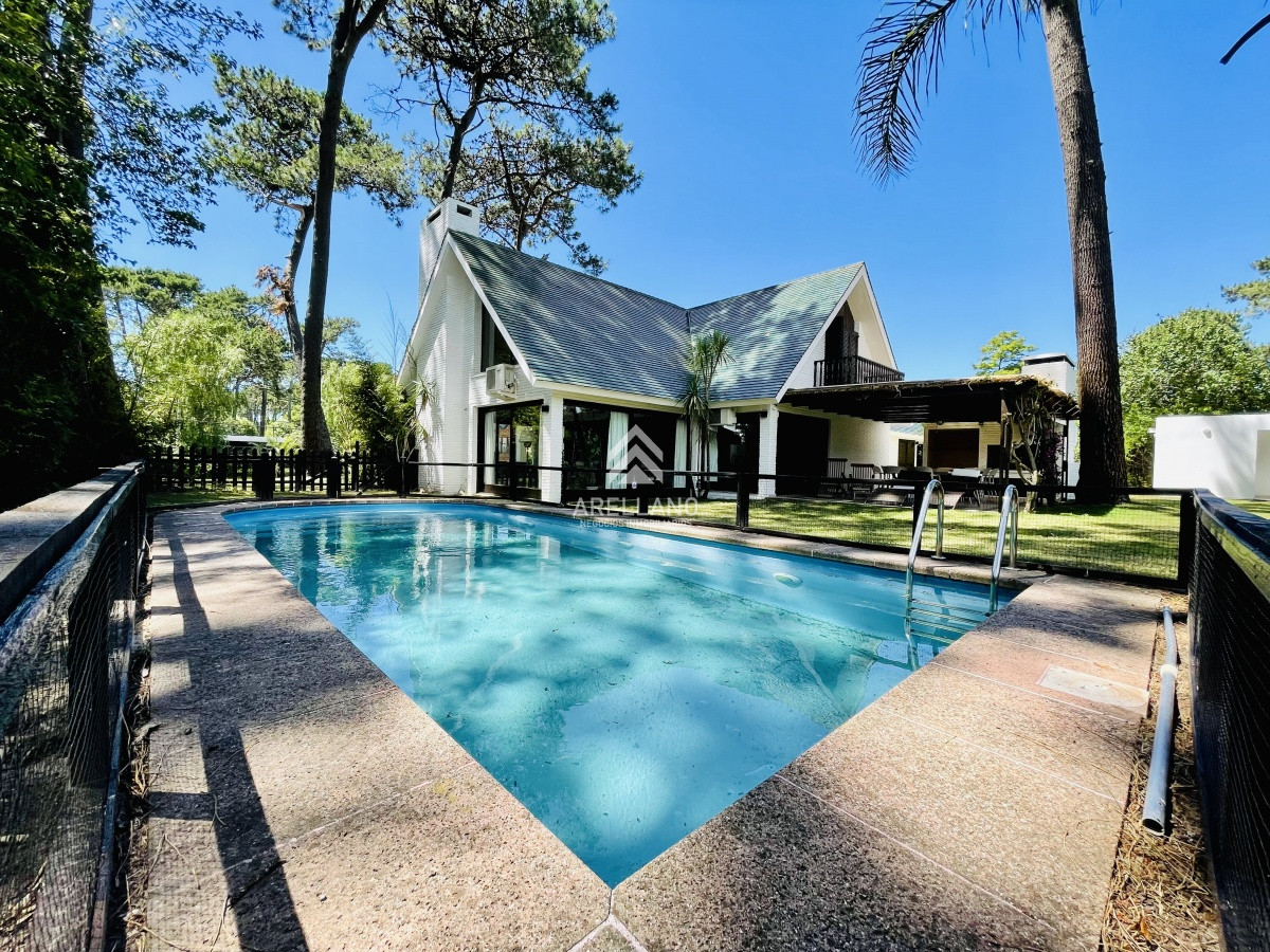 Alquiler anual de sólida y amplia casa 5 dormitorios más dependencia de servicio y piscina, Lugano, Punta del Este