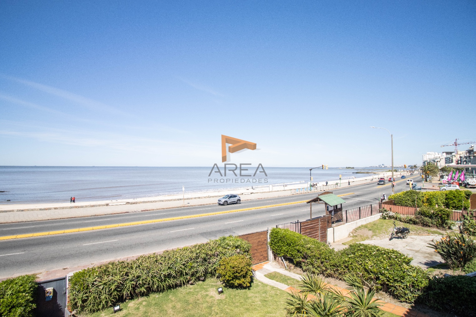 Frente al mar gran casa en alquiler con Muebles!!!!