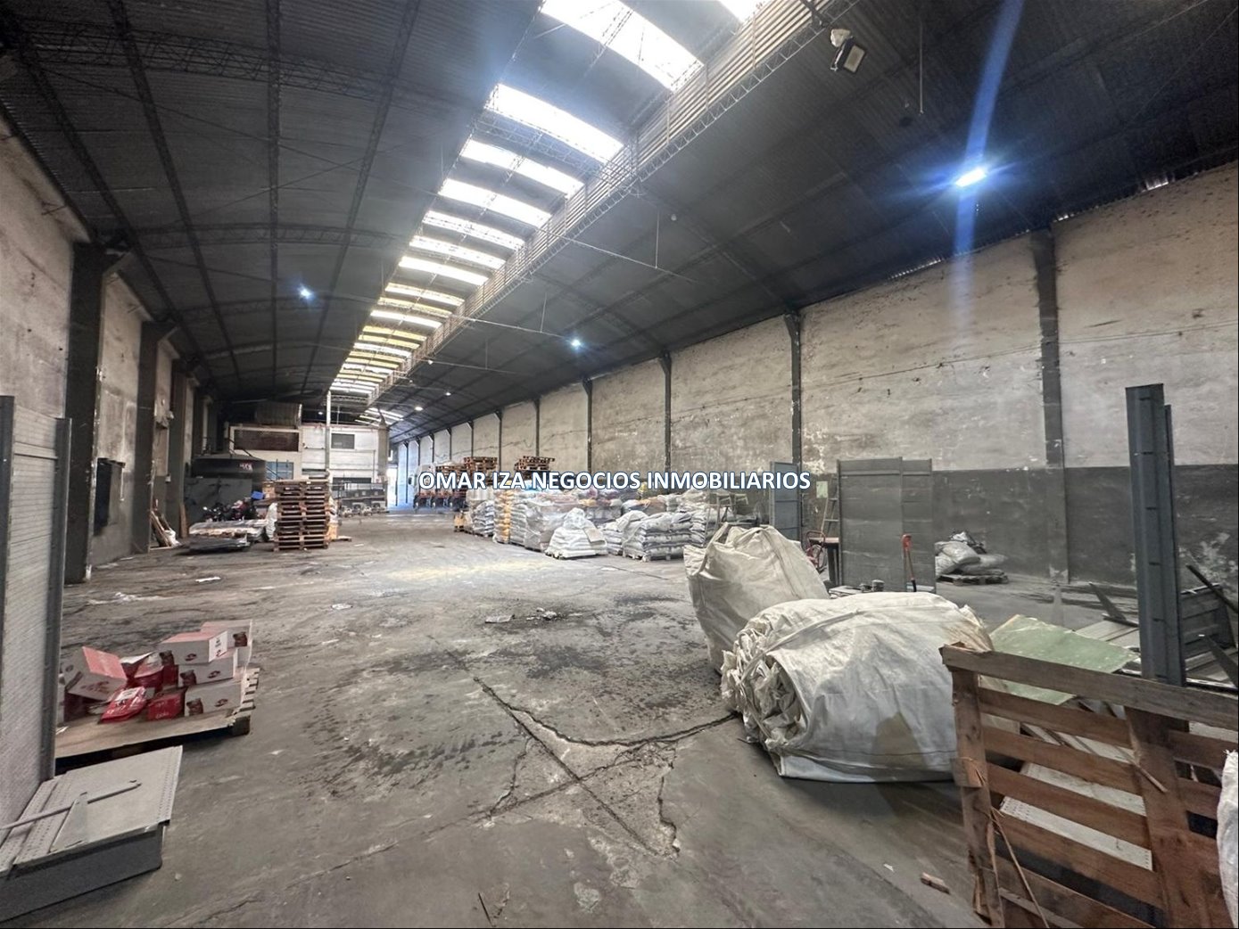 Venta y alquiler local industrial Sayago, galpon para depósito con oficinas y servicios completos