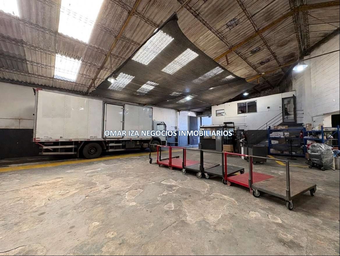 TRASPASO DE AQUILER LOCAL COMERCIAL EN ZONA TRES CRUCES. 600M2, DOBLE ENTRADA VEHICULAR, OFICINAS, DEPOSITO, GALPON