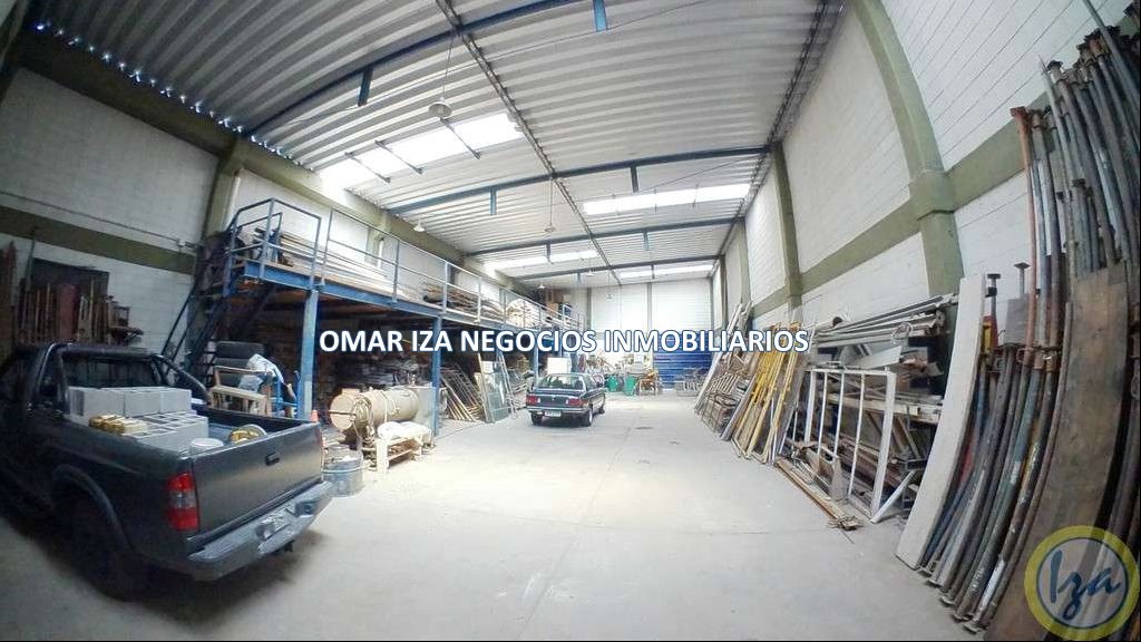 Alquiler local industrial galpón depósito Malvin Norte. A metros de Av Italia.
