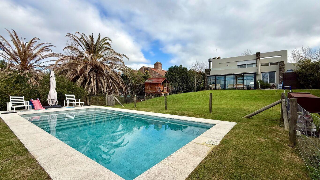 Casa en Venta o alquiler en Lomas de la Tahona 4 dormitorios + servicio
