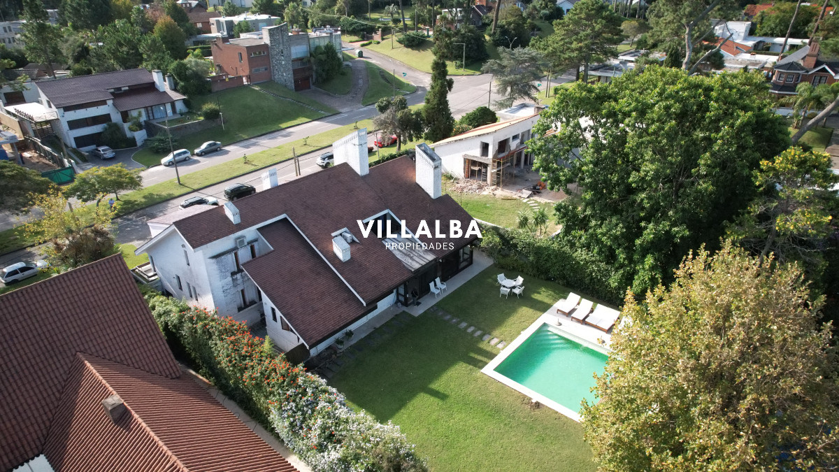 Casa a la venta en playa mansa Punta Del Este, gran tamaño ubicada en zona privilegiada.