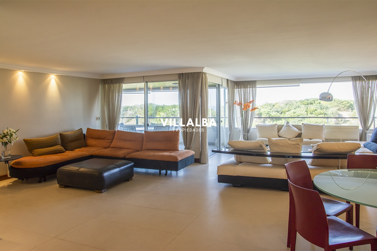 Apartamento de 4 dormitorios en Punta del Este frente al mar en Playa Brava
