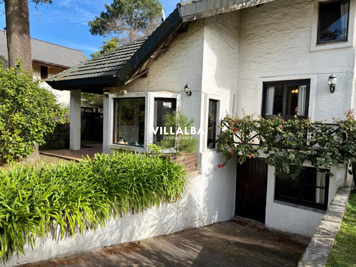 Hermosa casa en venta con piscina en punta del este
