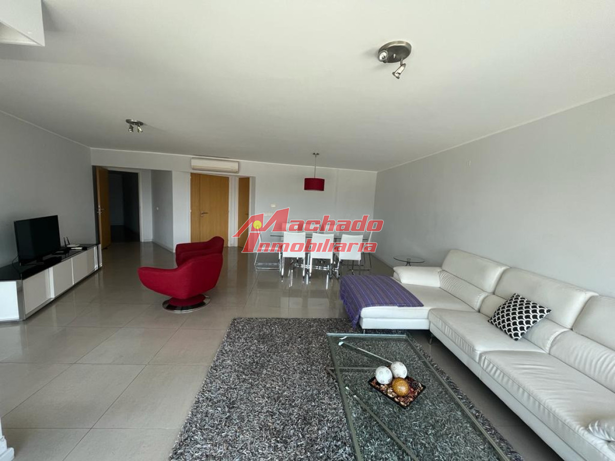 Apartamento de 3 dormitorios en venta en Punta del Este