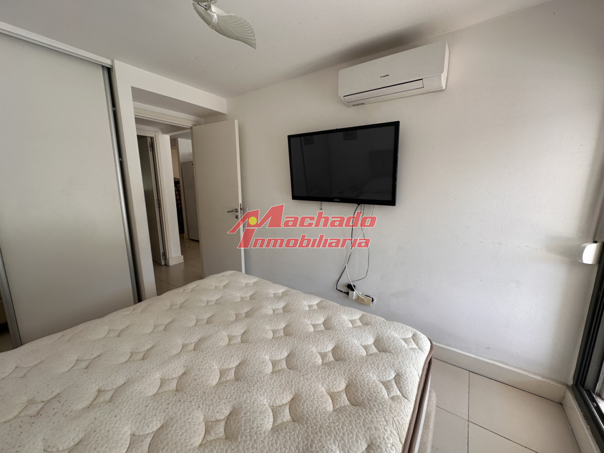 Alquiler anual un dormitorio y medio terraza con Parrillero en Punta del este · Foto 8