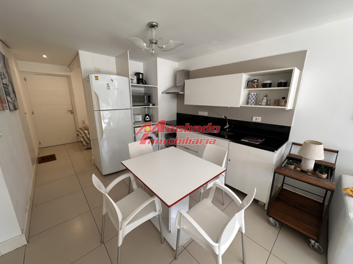 Alquiler anual un dormitorio y medio terraza con Parrillero en Punta del este · Foto 3