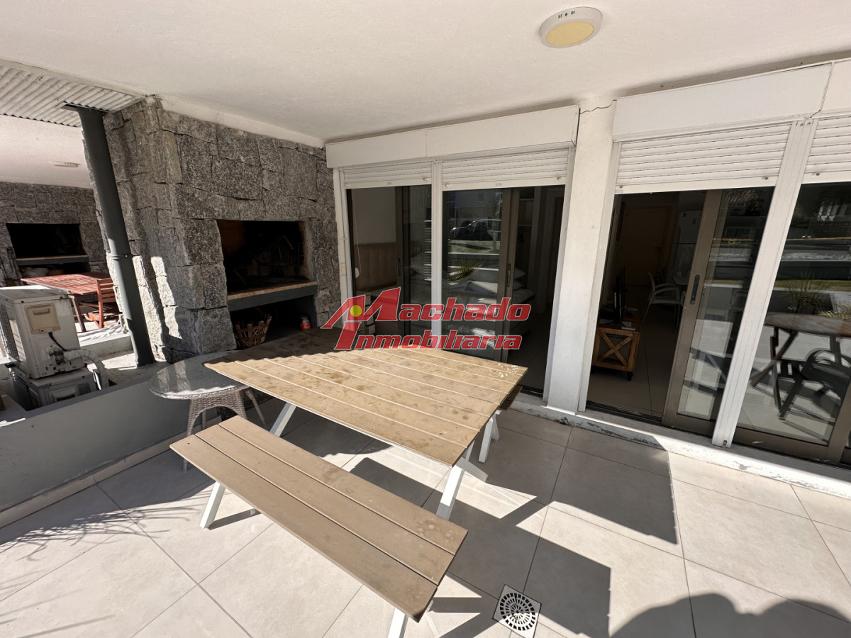 Alquiler anual un dormitorio y medio terraza con Parrillero en Punta del este · Foto 5