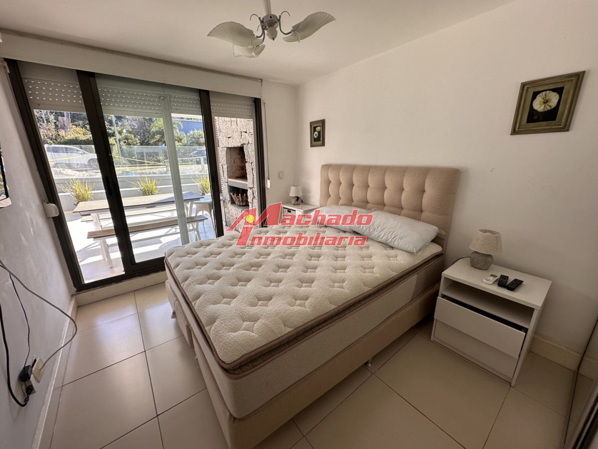 Alquiler anual un dormitorio y medio terraza con Parrillero en Punta del este · Foto 7