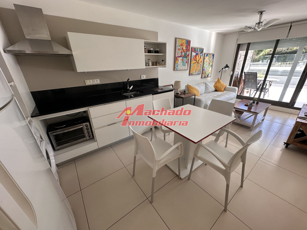 Alquiler anual un dormitorio y medio terraza con Parrillero en Punta del este · Foto 2