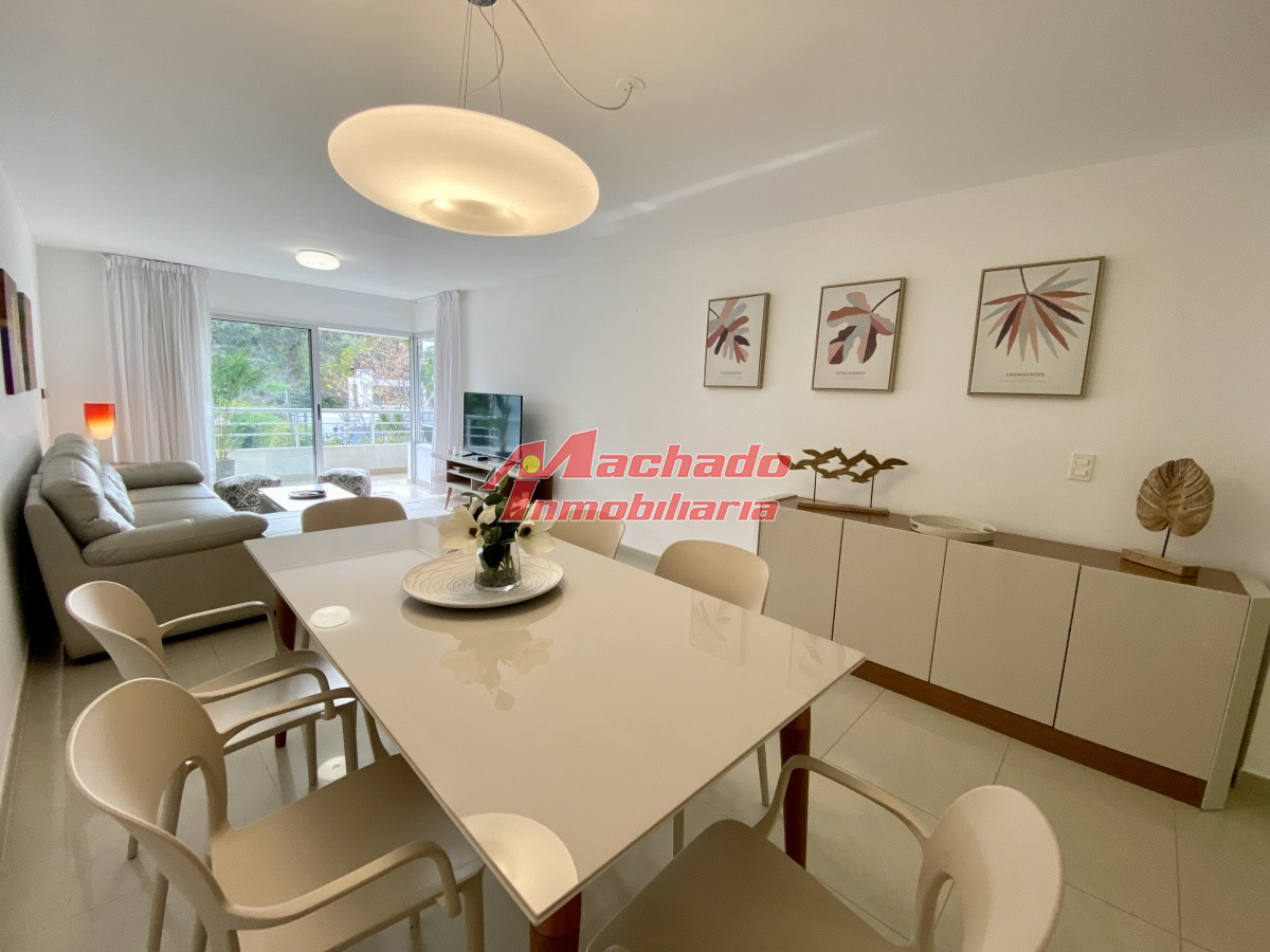 Apartamento en venta de tres dormitorios en Punta del Este