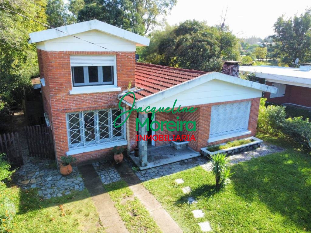 LA ARBOLADA - Solido chalet en zona residencial en VENTA en PIRIAPOLIS