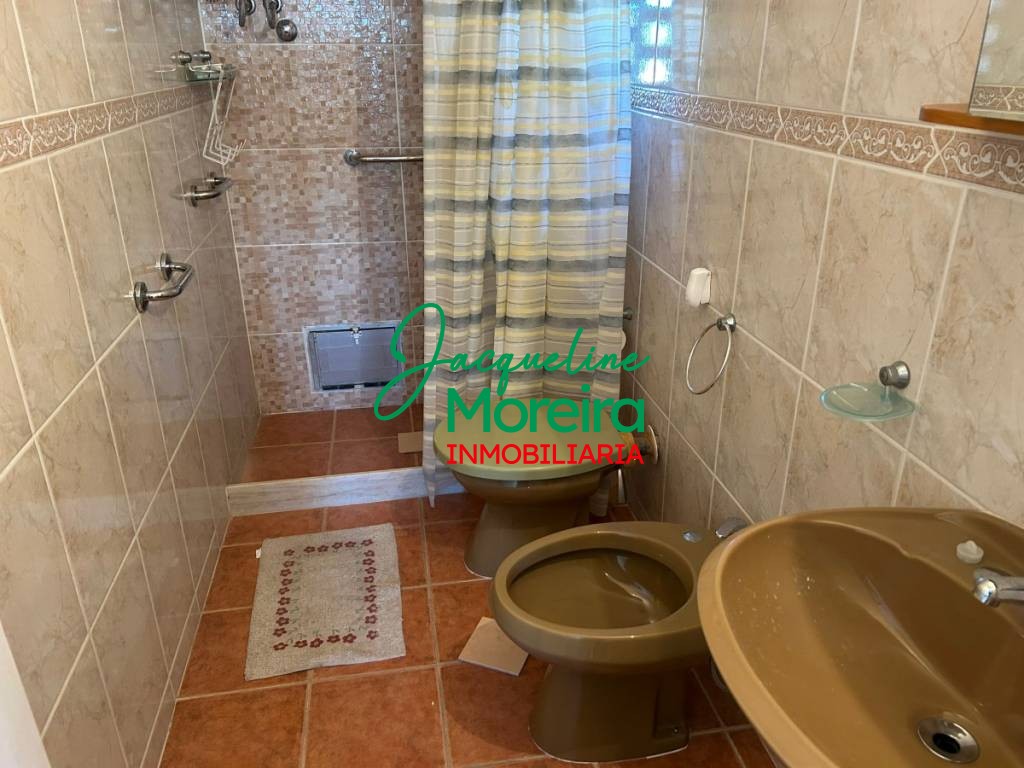 Apartamento Bahiamar, ALQUILER ANUAL con vista al mar frente a la playa CENTRO PIRIAPOLIS - El apto. cuenta con gastos comunes. · Foto 6
