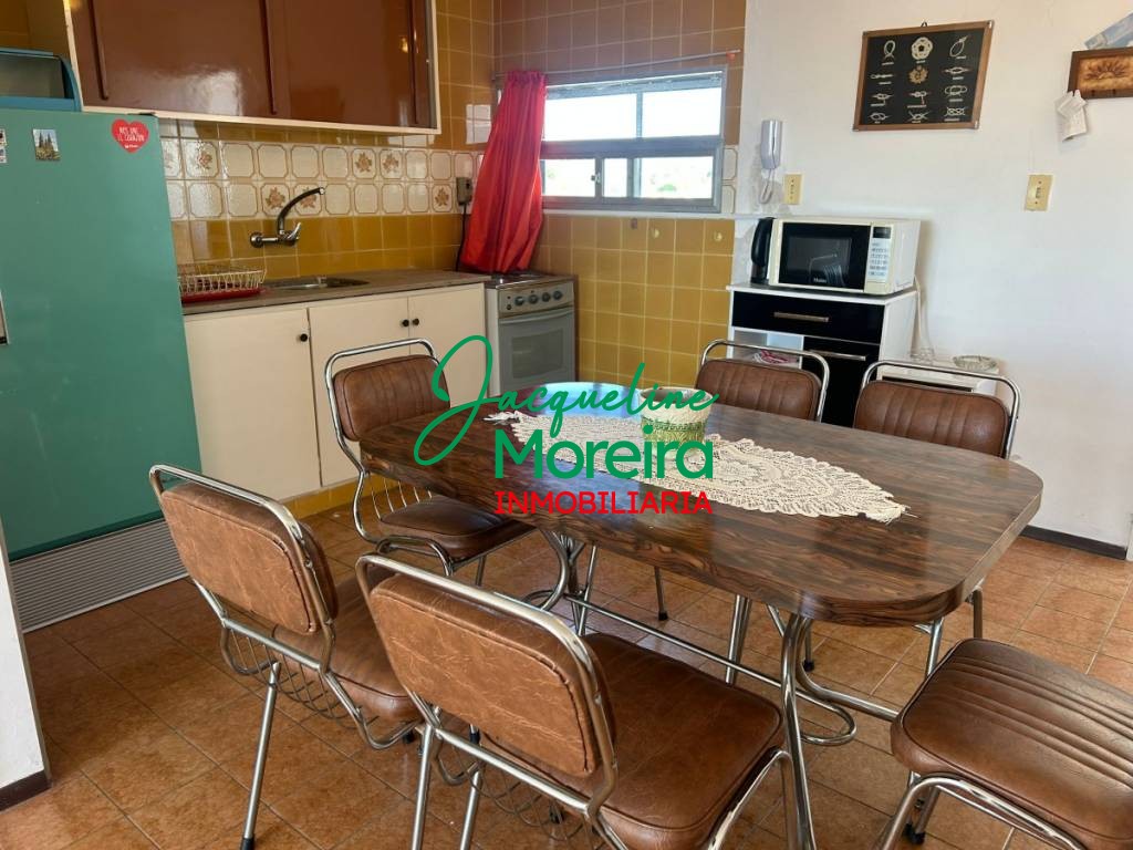 Apartamento Bahiamar, ALQUILER ANUAL con vista al mar frente a la playa CENTRO PIRIAPOLIS - El apto. cuenta con gastos comunes. · Foto 3