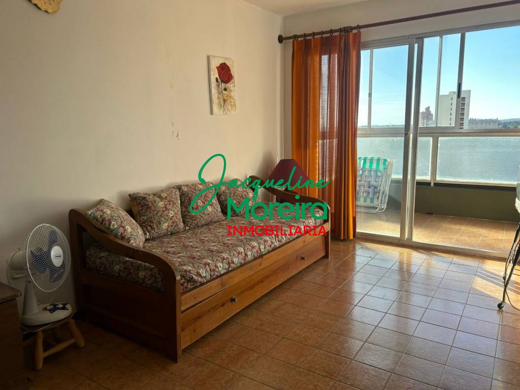Apartamento Bahiamar, ALQUILER ANUAL con vista al mar frente a la playa CENTRO PIRIAPOLIS - El apto. cuenta con gastos comunes. · Foto 5